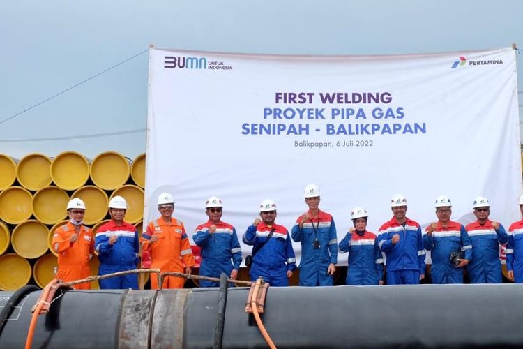 First Welding atau pengelasan pertama sambungan pipa di Stockyard, Jalan Pulau Balang Kilometer (KM) 13, Balikpapan, Kalimantan Timur (Kaltim), Rabu (6/7/2022). 
