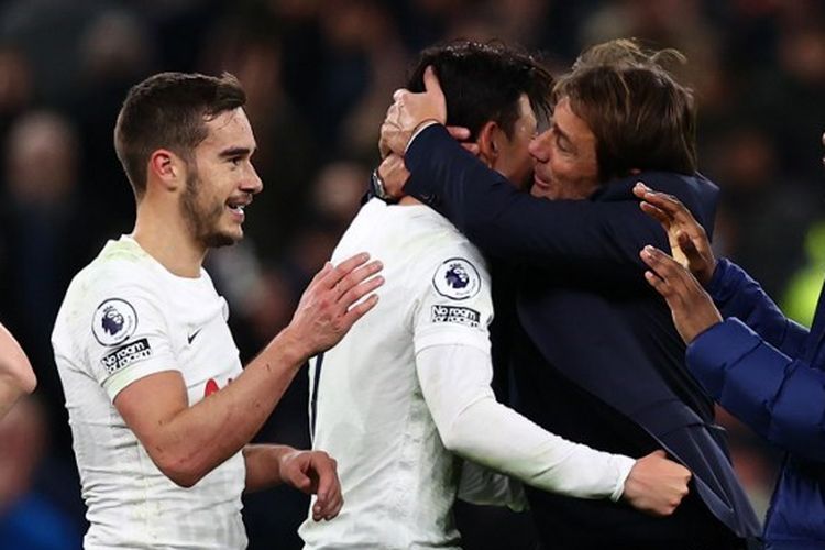 Pelatih Tottenham Hotspur, Antonio Conte, memberikan selamat kepada timnya usai mengalahkan Leeds United 2-1 pada pekan ke-12 Liga Inggris.