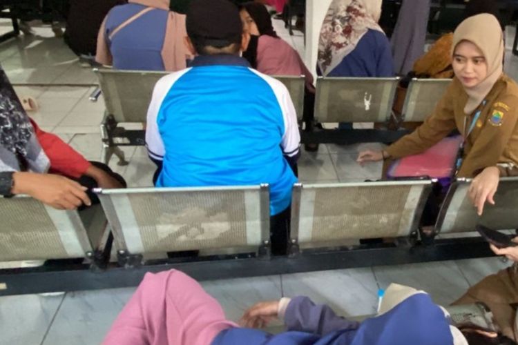 Korban perundungan, AD (12) tertidur lemas saat menunggu pemeriksaan di poli syaraf RSUD Sayang Cianjur, Senin (22/7/2024). Korban mengalami nyeri di bagian tulang belakang akibat dipukul temannya saat kegiatan MPLS SMP