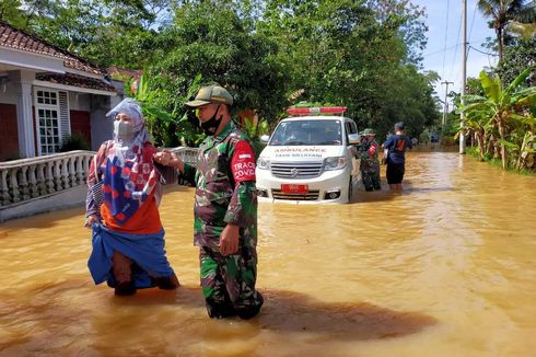 Cerita Petugas TNI Dorong Mobil Vaksin yang Mogok Terjebak Banjir di Tasikmalaya