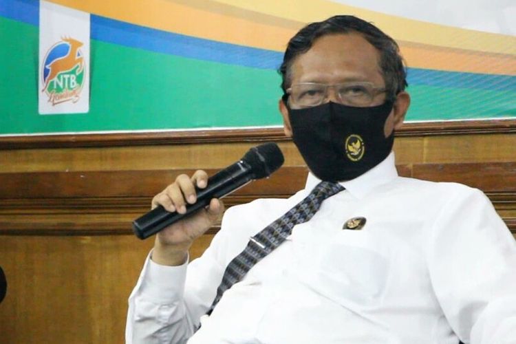 Menkopolhukam Mahfud MD  dalam kunjungannya ke Mataram, bersama Mendagri Tito Karnavian, Wakapolri, Komjen Gatot Eddy Pramono, Staf Khusus TNI Joni Supriyanto, dalam rangka penangaanan covid-19 dan pemulihaan perekonomiaan nasional, Selasa (21/7/2020). 