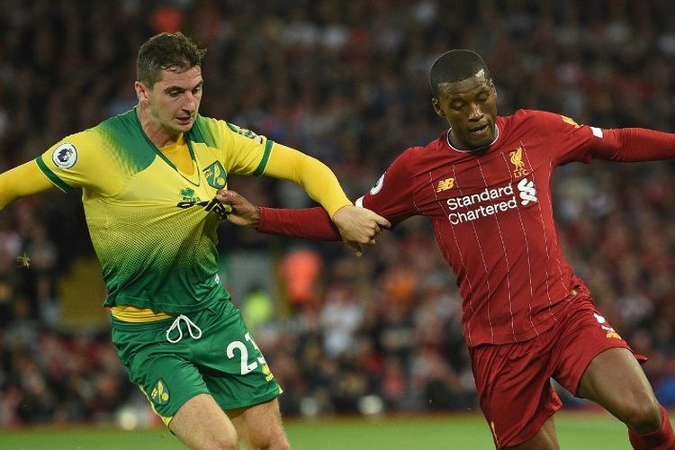 Kenny McLean dan Giorginio Wijnaldum berebutan bola pada pertandingan Liverpool vs Norwich City di Stadion Anfield dalam pekan pertama Liga Inggris 2019-2020, 9 Agustus 2019. 