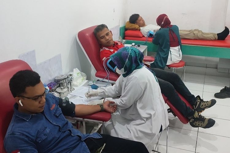 Sejumlah warga mendonorkan darahnya di kantor PMI Kota Cirebon, Kamis (12/1/2023). Pada momen ini, permintaan darah donor PMI Kota Cirebon meningkat drastis 20 hingga 30 persen.