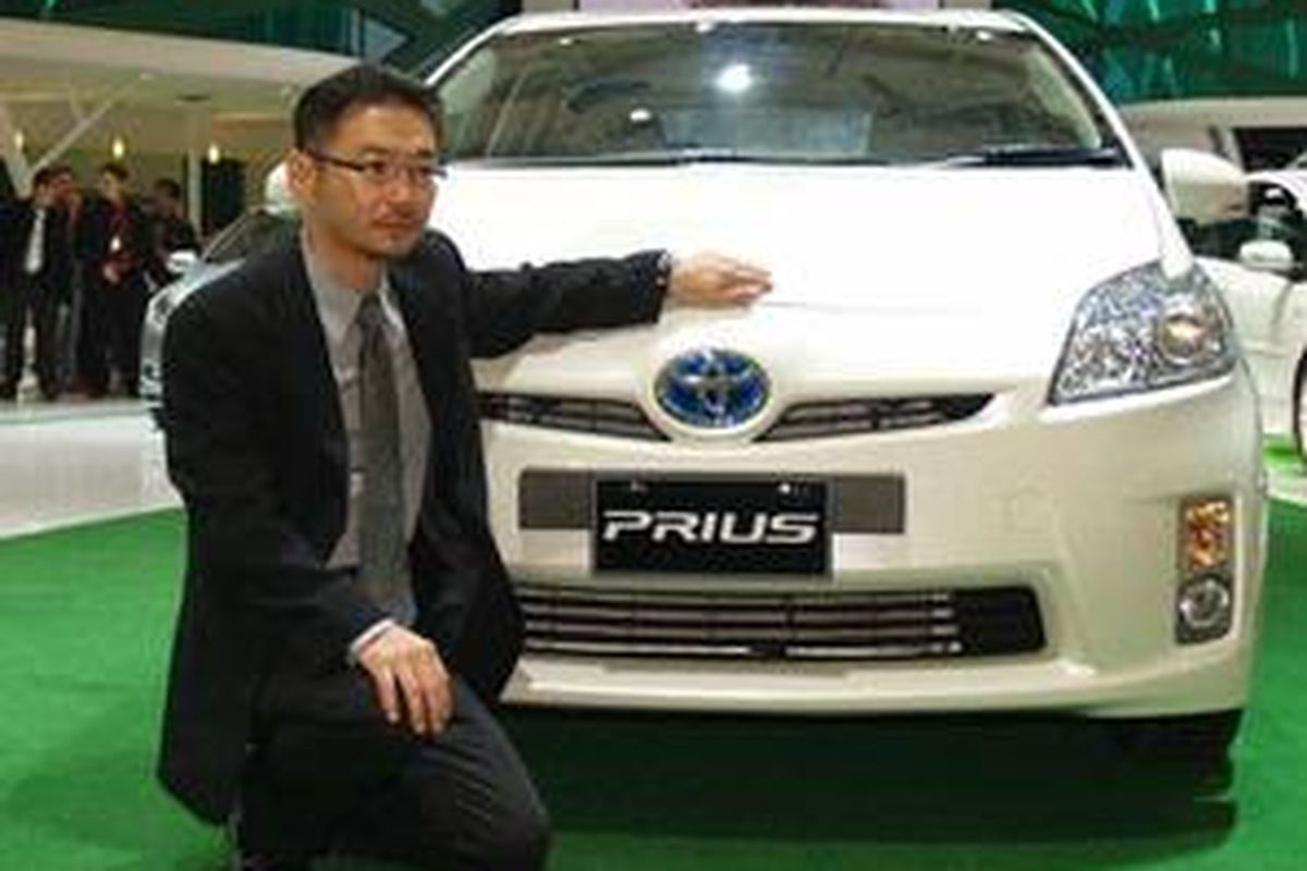 Akihiko Otsuka di depan Prius Gen-3 yang diluncurkan saat pembukaan IIMS 2009.