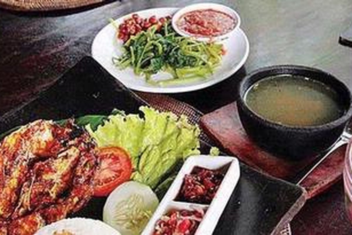 Ikan bakar yang disajikan dengan sup ikan plus plecing kangkung menjadi menu utama di Warung Bendega, Denpasar, Bali. Paket itu dipadukan dengan es campur bertajuk es sarang burung.
