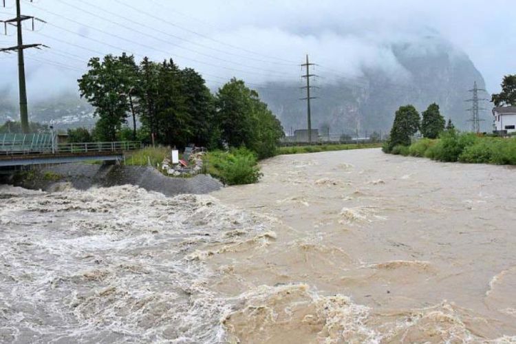 Salah satu aliran Sungai Reuss yang meluap di Altdorf, Uri, Swiss