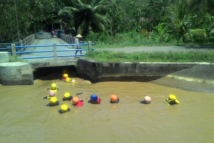 Black Hole River Tubing membuat piknik jadi tidak biasa. Wisatawan bisa mampir ke Desa Banjarasri, Kalibawang, Kulon Progo, DI Yogyakarta.