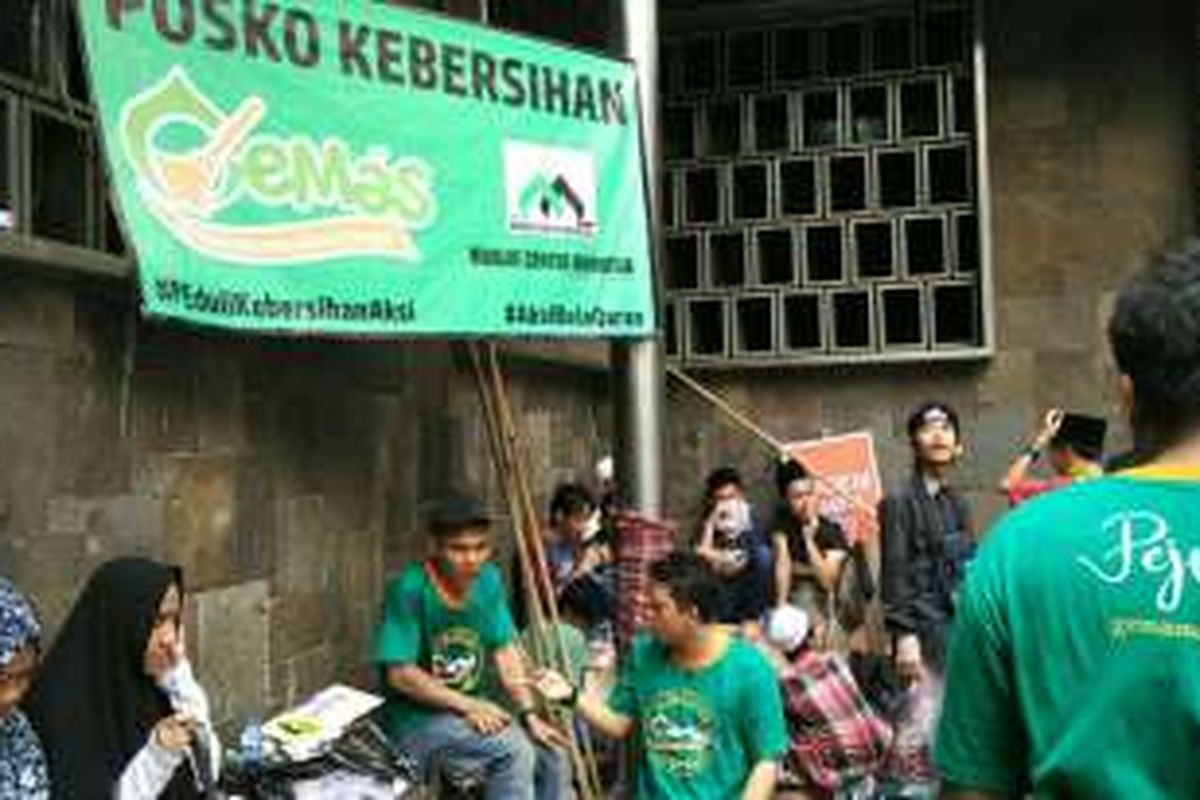 Posko kebersihan disiagakan di Kawasan Masjid Istiqlal, Jakarta Pusat, Jumat (4/11/2016). Relawan Gerakan Masjid (Gemas) bersiaga untuk menjaga kebersihan selama aksi berlangsung.