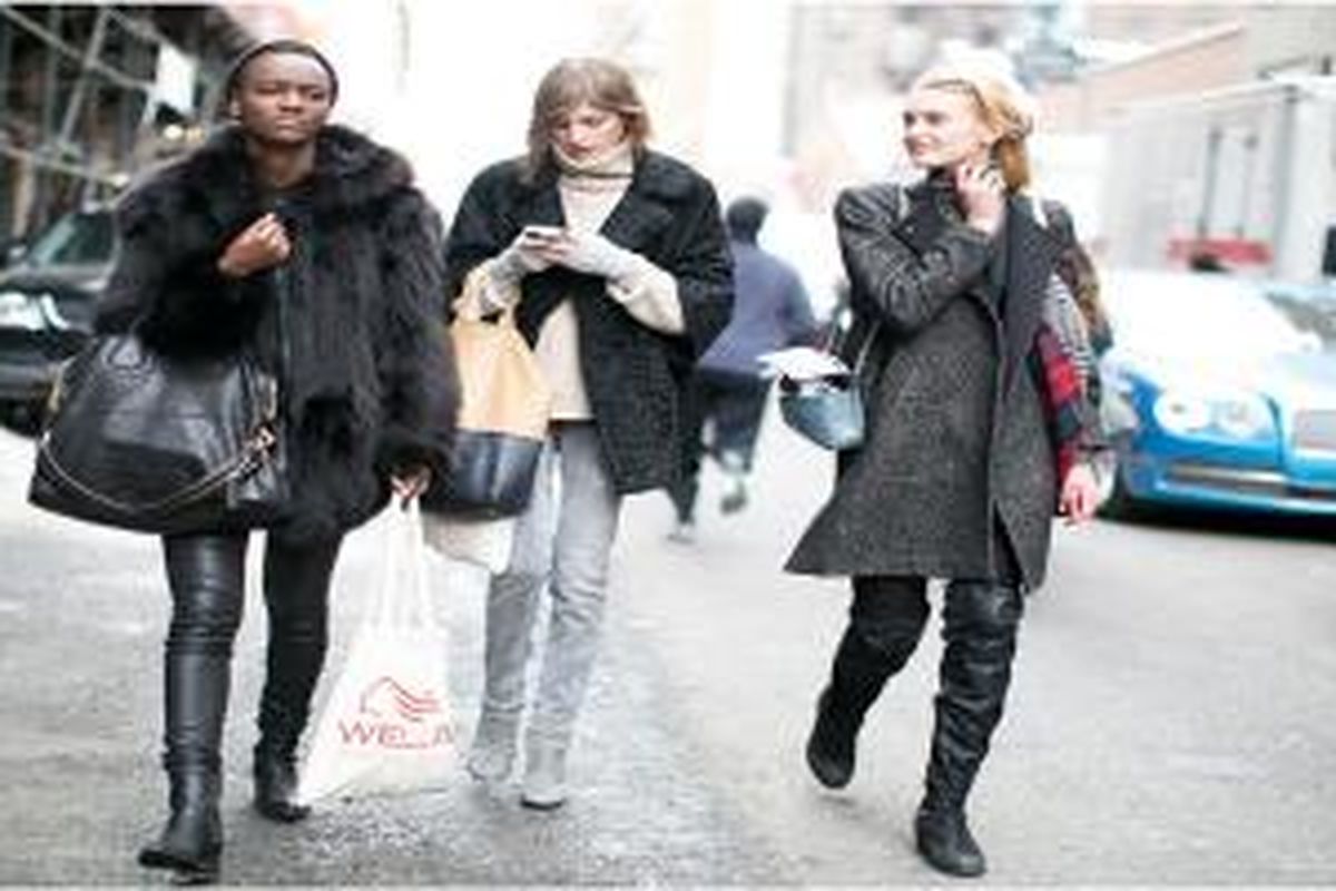 Tiga model muda tengah bersiap menuju Lincoln Centre, lokasi New York Fashion Week 2014
