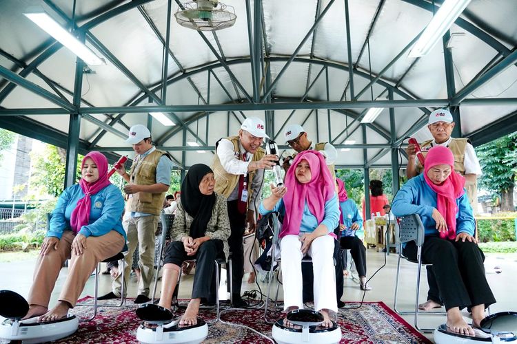 Terapi gratis bagi kalangan lanjut usia (lansia)  di RPTRA Taman Gajah, Jakarta Selatan, Rabu (18/2/2026). Layanan kesehatan ini menjadi kebutuhan krusial bagi kaum lansia untuk meningkatkan kualitas hidup.