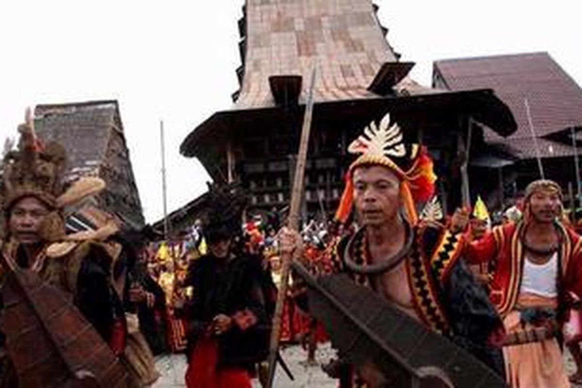 Masyarakat Nias mempersembahkan sebuah tarian tradisional pada puncak acara kegiatan Bawomataluo 2011 yaitu Pagelaran Atraksi Budaya dan Pameran Promosi Hasil Kerajinan masyarakat Nias di Desa Bawomataluo, Kecamatan Fanayama, Nias Selatan, Sumut, Minggu (15/5/2010). Pagelaran kebudayaan yang berlangsung selama tiga hari berturut-turut, tersebut disambut antusiasme wisatawan lokal dan mancanegara.