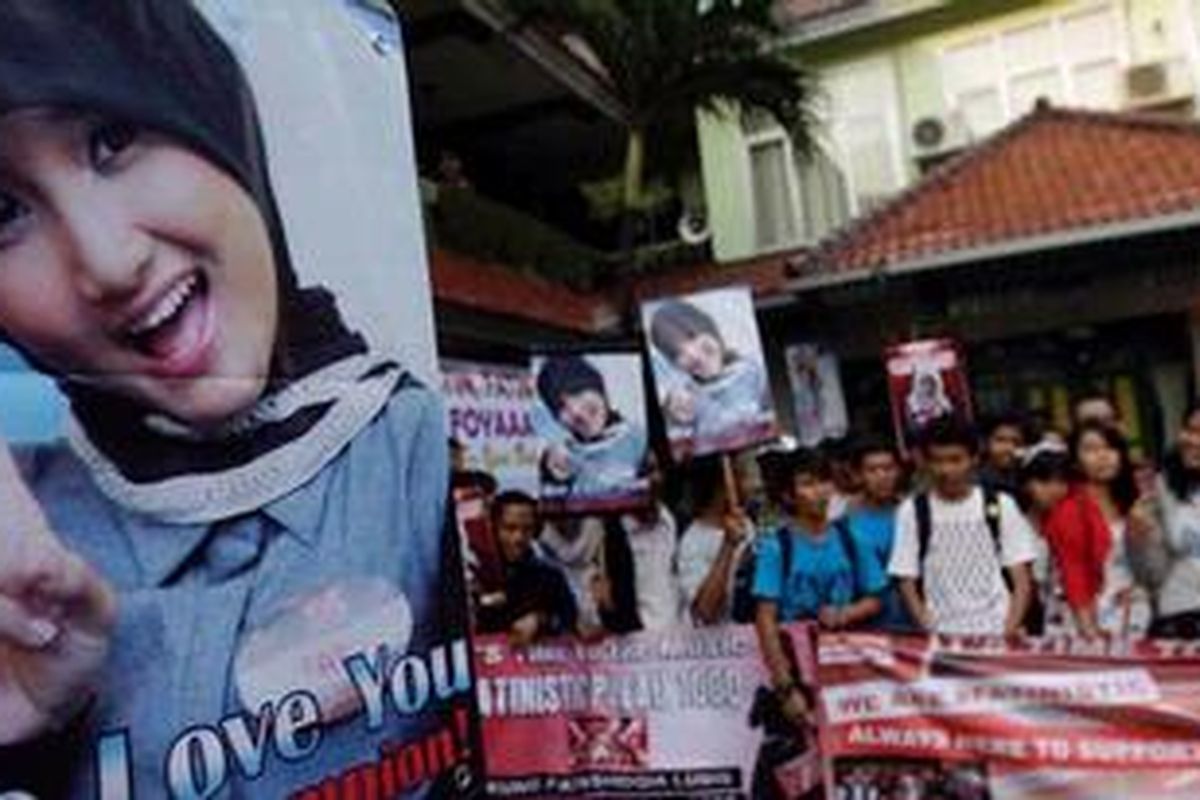 Fatinistic, para penggemar penyanyi Fatin Shidqia Lubis, berkumpul menunggu kehadiran idola mereka, di SMA Negri 28 Jakarta, Pasar Minggu, Jakarta Selatan, Senin (6/5/2013). Fatin datang untuk menggalang dukungan agar dirinya bisa mencapai Grand Final X Factor Indonesia.