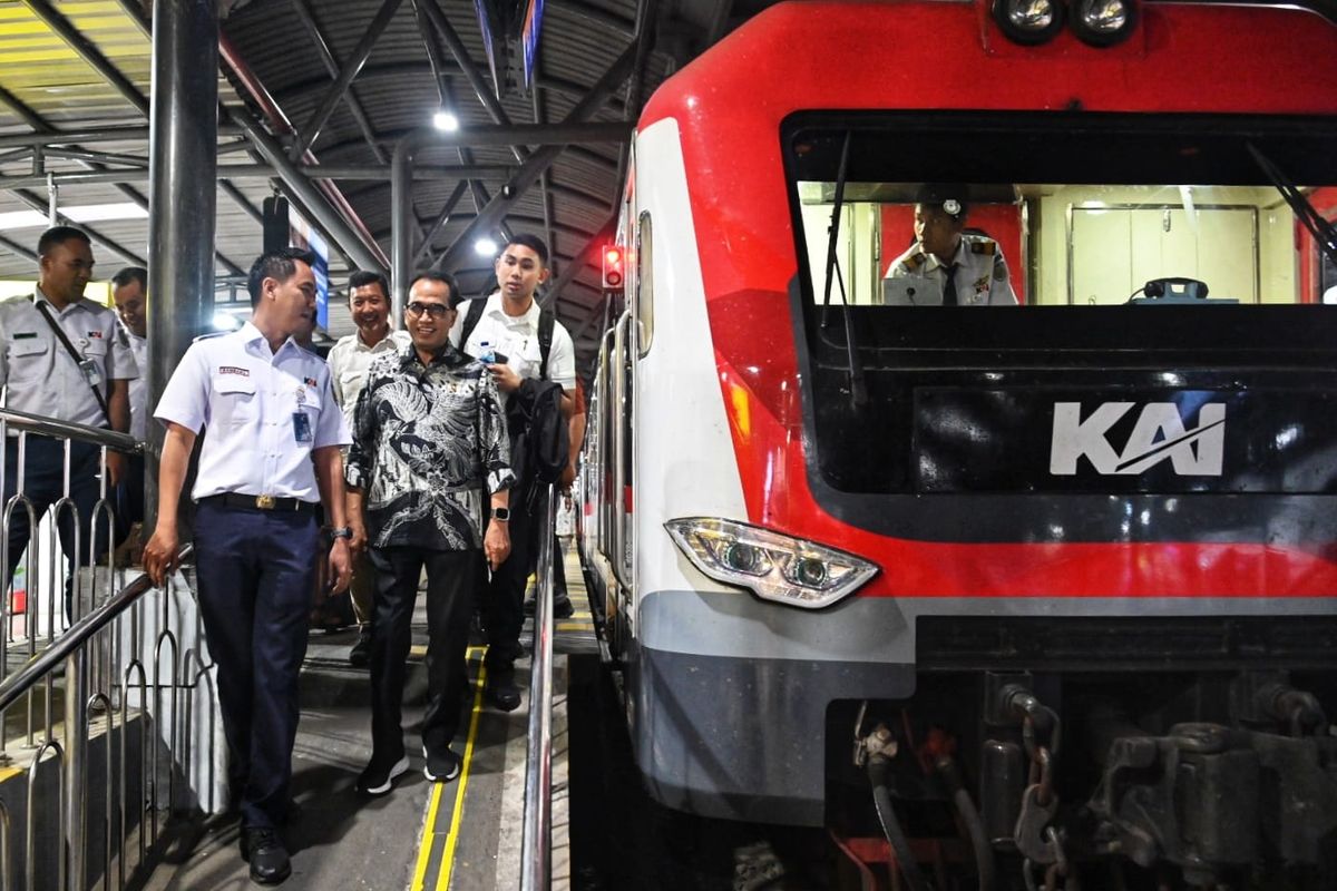 Menhub Budi Karya Sumadi saat mengecek Stasiun Kereta Bandara YIA dan ikut melakukan perjalanan ke Stasiun Yogyakarta sembari menyapa penumpang, Jumat (26/4).