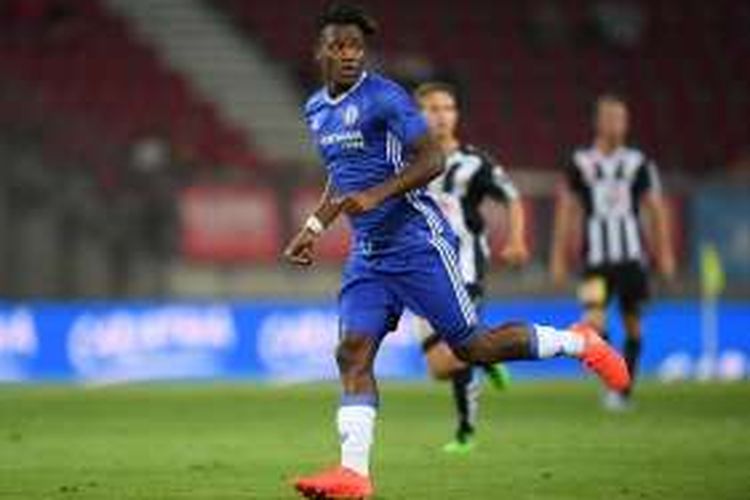 Michy Batshuayi tampil pada laga debutnya bersama Chelsea, melawan Wolfsberger di Woerthersee Stadium, Rabu (20/7/2016) waktu setempat.