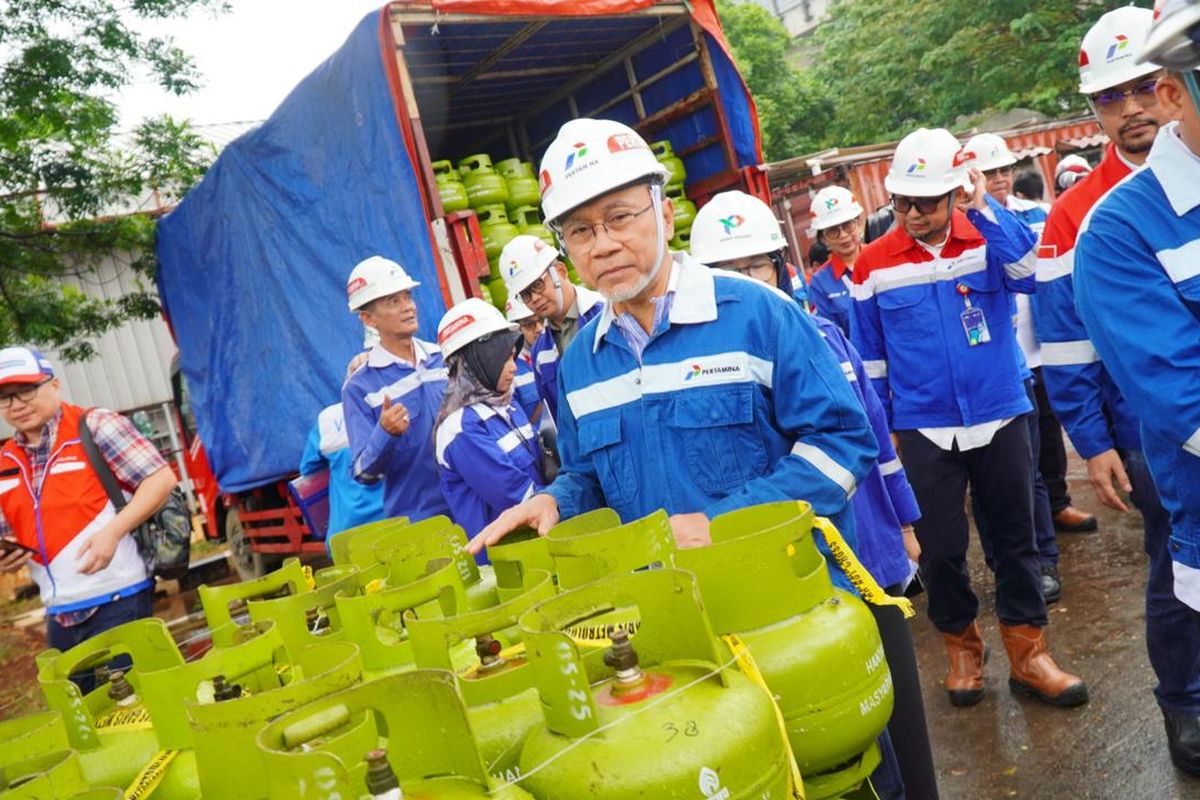 Menteri Perdagangan Zulkifli Hasan (Zulhas) saat melakukan pengawasan terhadap ketidaksesuaian kuantitas gas elpiji 3 kilogram.