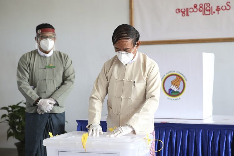 Presiden Myanmar Win Myint melakukan pemungutan suara lebih awal untuk pemilihan umum 8 November mendatang di kantor Komisi Pemilihan Umum, Kamis, 29 Oktober 2020, di Naypyitaw, Myanmar. 