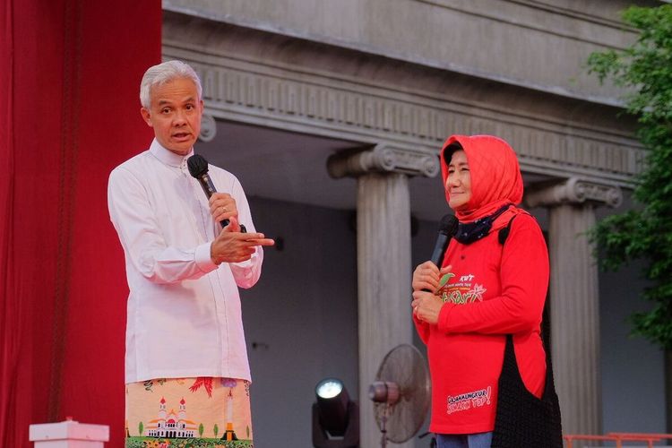Gubernur Jateng Ganjar Pranowo berdialog dengan Komariah di Balaikota Semarang