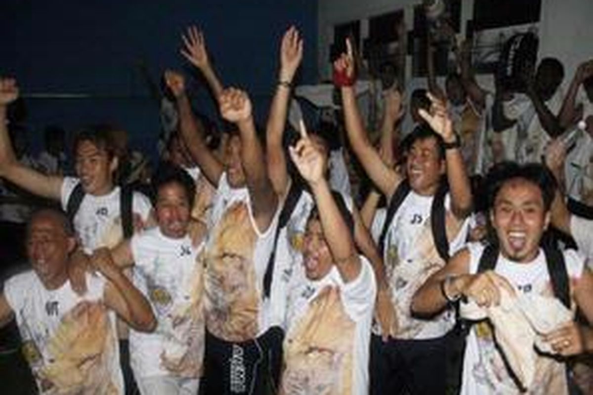 Pemain dan offisial Arema Indonesia melakukan selebrasi di ruang ganti Stadion Kaharuddin Nasution Rumbai Pekanbaru, Rabu (26/5/2010) usai pertandingan melawan PSPS Pekanbaru dengan hasil imbang. Arema Indonesia keluar sebagai juara Indonesia Super League atau Liga Super Indonesia (LSI) 2009/2010. 