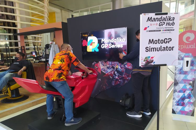 Di lokasi Mandalika GP Hub di Rasuna Epicentrum, Rasuna Said Jakarta Selatan, ada gerai simulator sepeda motor MotoGP.

Mandalika GP Hub di Rasuna Epicentrum, Rasuna Said Jakarta Selatan dibuka untuk umum pada 8-20 Maret 2022.