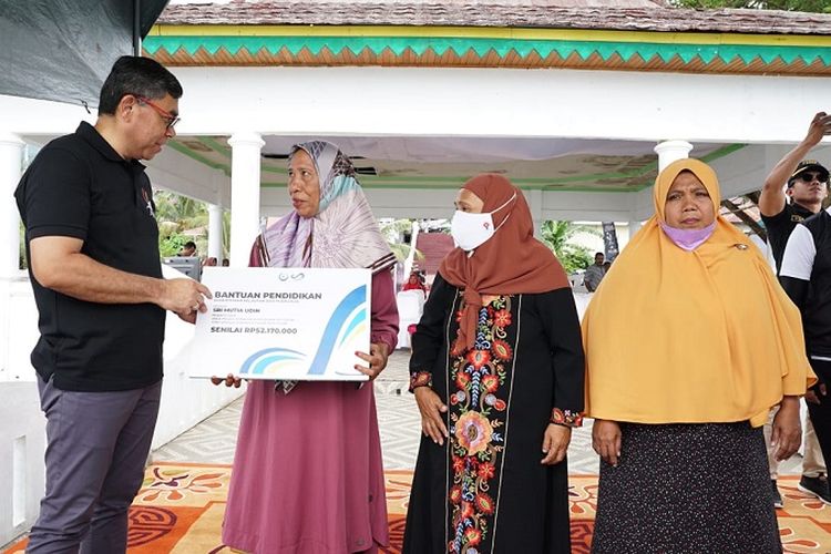 Kepala BRSDM juga memberikan bantuan pendidikan secara simbolis kepada tiga orang anak pelaku utama KP, diantaranya adalah M Rizki Abubakar yang diterima di Politeknik Kelautan dan Perikanan Bitung serta Hafidz M Saleh dan Sri Mutia Udin di Politeknik Kelautan dan Perikanan Sorong. 