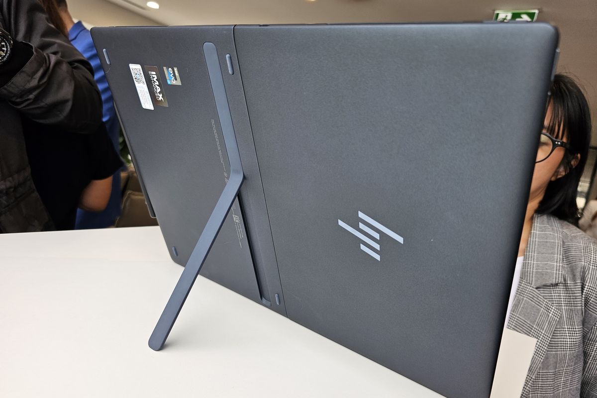 HP Spectre Fold PC menjadi monitor desktop 17 inci berkat kickstand di bagian belakang. 