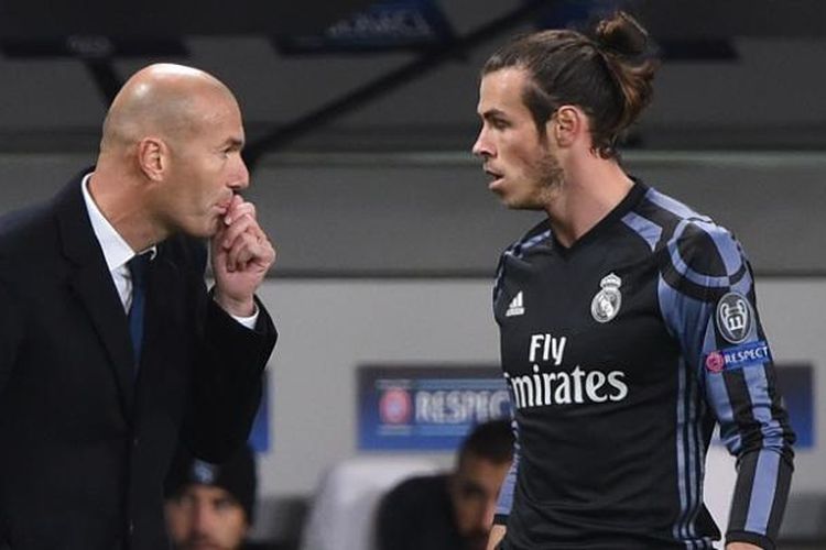 Pemain Real Madrid, Gareth Bale (kanan), sedang mendengarkan instruksi dari pelatihnya, Zinedine Zidane, dalam partai Liga Champions kontra Legia Warsawa, di Pepsi Arena, Rabu (2/11/2016).