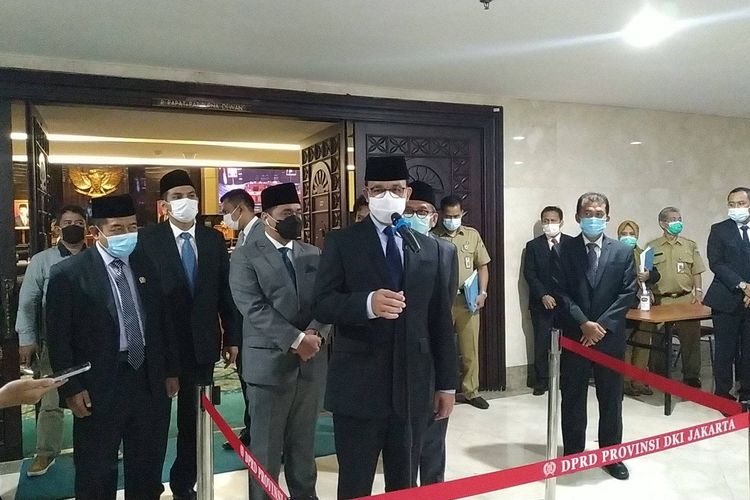 Gubernur DKI Jakarta Anies Baswedan memberikan keterangan kepada awak media di Gedung DPRD DKI Jakarta, Senin (16/11/2020)