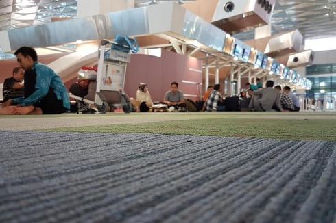 Tak Dapat Kursi, Penumpang di Terminal 3 New Soekarno-Hatta Duduk di Lantai