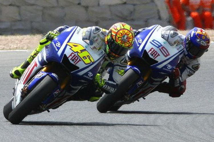 Yamaha's Italian Valentino Rossi (L) rides in front of Yamaha's Spanish Jorge Lorenzo during the Motot GP race of the Catalunya Grand Prix at the Montmelo racetrack on June 14, 2009 in Montmelo, near Barcelona. Yamaha's Italian Valentino Rossi won ahead of Yamaha's Spanish Jorge Lorenzo and Ducati's Australian Casey Stoner.   AFP PHOTO / DIEGO TUSON / AFP PHOTO / DIEGO TUSON