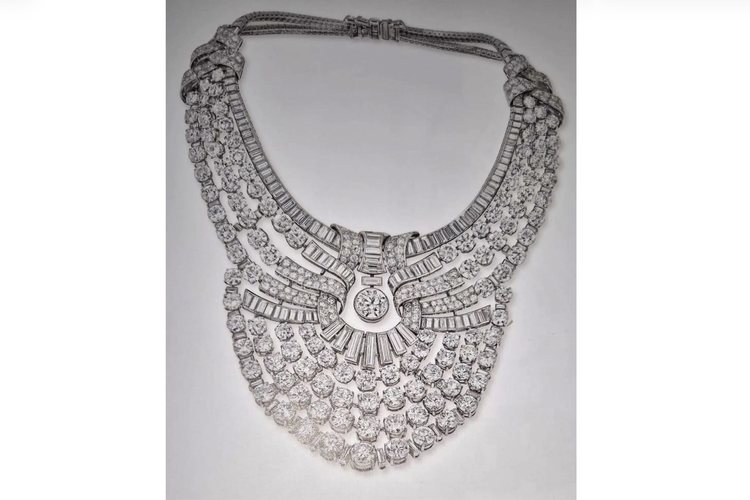 Beli Tiket Masuk Selayaknya Penggunjung, Dua Pria Curi Kalung Berlian dari Museum Wina Austria