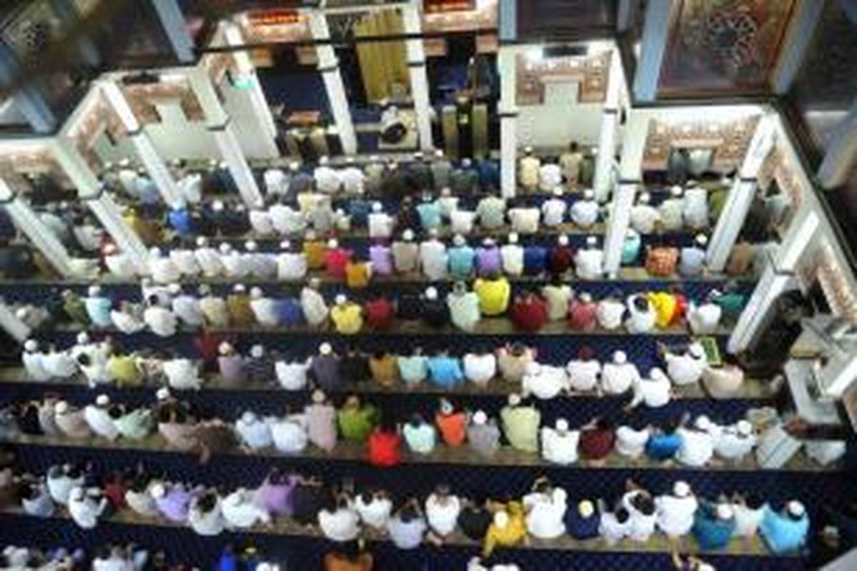 Umat Muslim di Singapura menjalankan shalat tarawih di sebuah mesjid di Singapura, Sabtu, 28 Juni 2014. Umat Muslim dunia mulai menjalankan ibadah puasa.