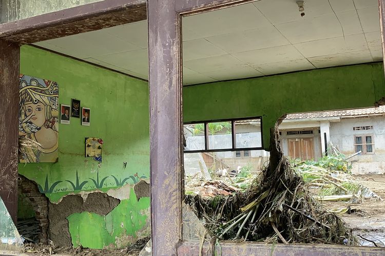 Kaca dan tembok di SDN Cikahuripan rusak akibat banjir, material lumpur dan ranting masih memenuhi ares sekolah, Selasa (28/10/2025)