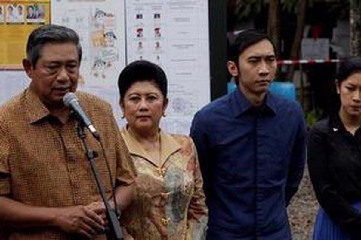 Presiden Susilo Bambang Yudhoyono didampingi Ibu Negara Ani Susilo Bambang Yudhoyono, Edhie Baskoro Yudhoyono dan istrinya Siti Rubi Aliya Rajasa memberikan keterangan pers seusai memberikan suara dalam Pemilihan Kepala Daerah Jawa Barat di TPS 05, Kelurahan Nagrak, Kecamatan Gunung Putri, Kabupaten Bogor, Jawa Barat, Minggu (24/2/2013). 