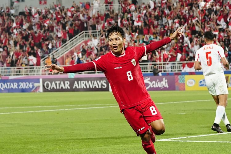 Selebrasi Witan Sulaeman setelah mencetak gol dalam pertandingan Yordania vs Indonesia pada Grup A Piala Asia U23 2024 di Stadion Abdullah bin Khalifa, Doha, Qatar, Minggu (21/4/2024). Indonesia menang 4-1 dan melaju ke perempat final Piala Asia U23 2024. 