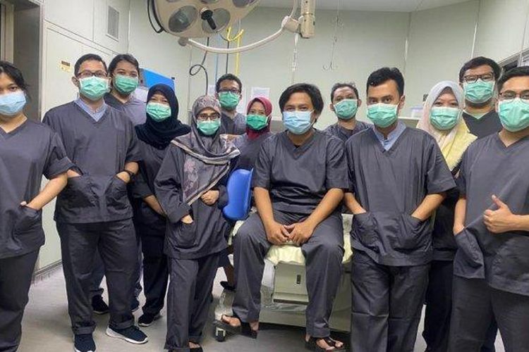 dr. Sonny Fadli (tengah yang sedang duduk) Foto bersama Residen Obstetri & Ginekologi FK Unair/RSUD dr. Soetomo