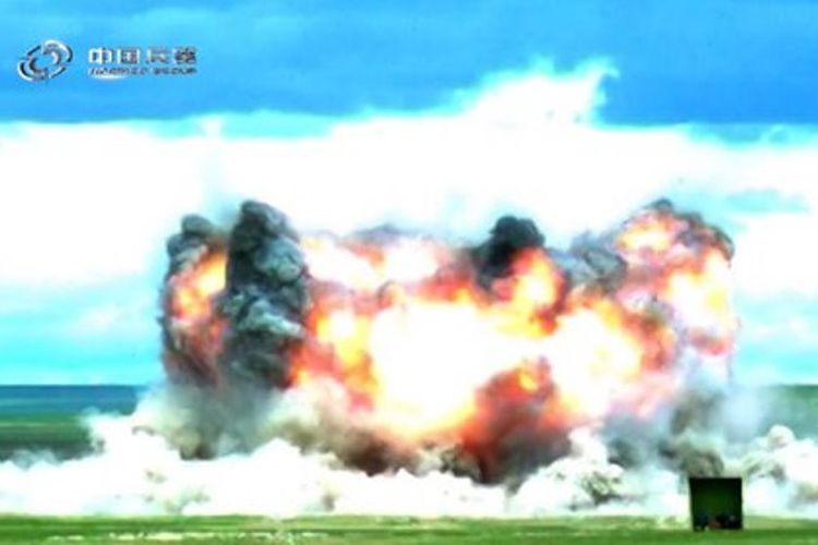 Tangkapan layar rekaman video uji coba bom terkuat oleh militer China yang diunggah melalui situs produsen senjata negara, NORINCO, menunjukkan daya ledak bom yang berjuluk Induk dari Segala Bom.