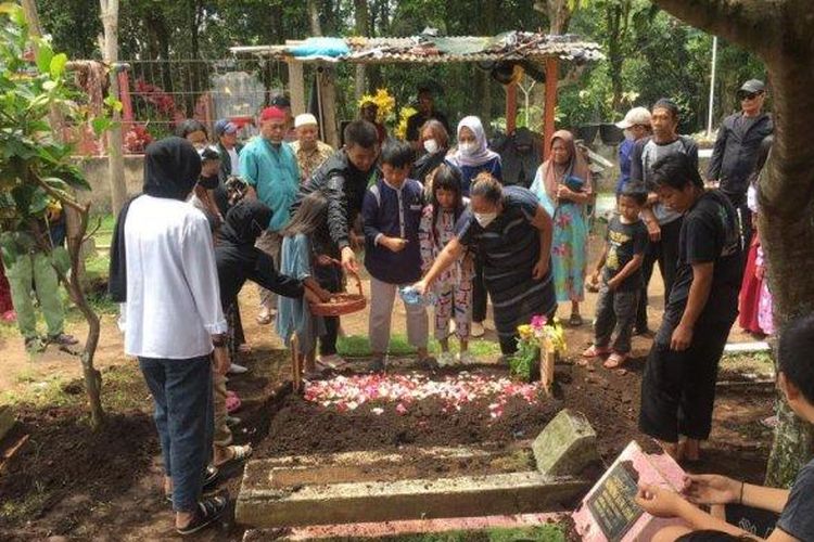 Suasana pemakaman Azumi Hinata (11) di Taman Pemakaman Umum (TPU) Cibarunay Sarijadi, Kota Bandung, Selasa (7/2/2023). Para tetangga menyebut Azumi yang meninggal setelah disiksa ayah kandung ini dikenal periang dan penurut