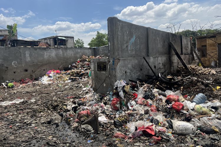 Sampah di TPS Jalan Kapuk Muara Raya, Jakarta Utara, Selasa (9/1/2024).