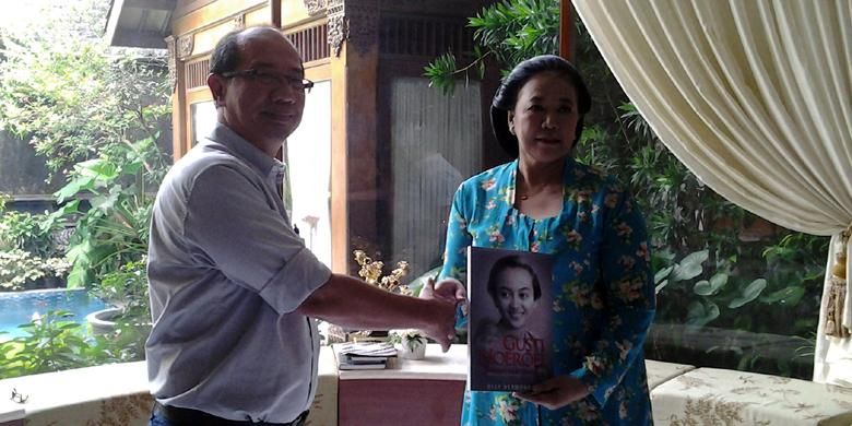 Kepala Redaksi Penerbit Buku Kompas, Mulyawan Karim bersama penulis buku biografi Gusti Noeroel, Ully Hermono, saat peluncuran buku di kediaman Martha Tilaar, Jakarta, Rabu, 16 April 2014.