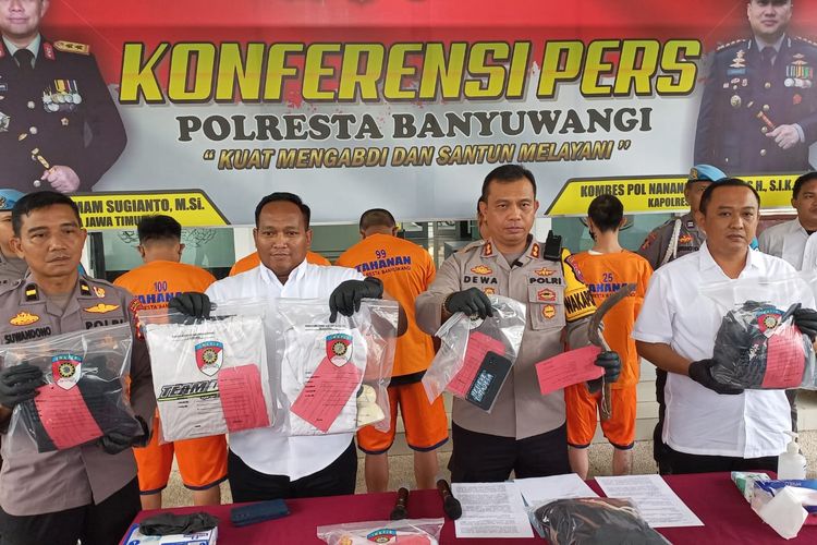 Lima orang tersangka penganiayaan terhadap AYP anggota perguruan silat di Banyuwangi saat diamankan di Polresta Banyuwangi, Rabu (24/4/2024)
