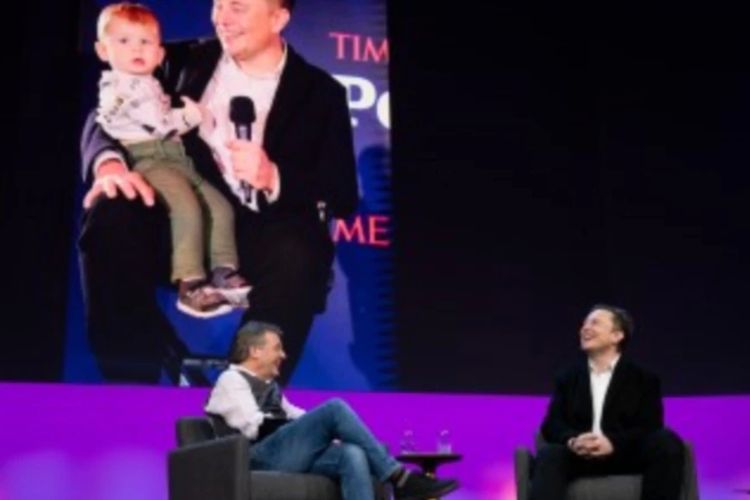 Elon Musk dan Kepala Kurator TED Chris Anderson berbicara di Vancouver di depan gambar putra Musk X di layar.