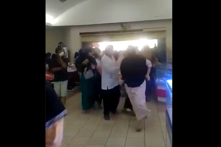 Tangkapan layar video sejumlah warga yang berebut masuk mall di Lebak, Banten.