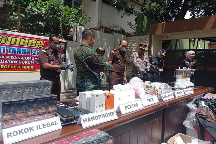 Kejaksaan Negeri Jember melaksanakan pemusnahan barang bukti perkara pidana yang telah berkekuatan hukum tetap di Kejari Jember, Kamis (11/12/2025).