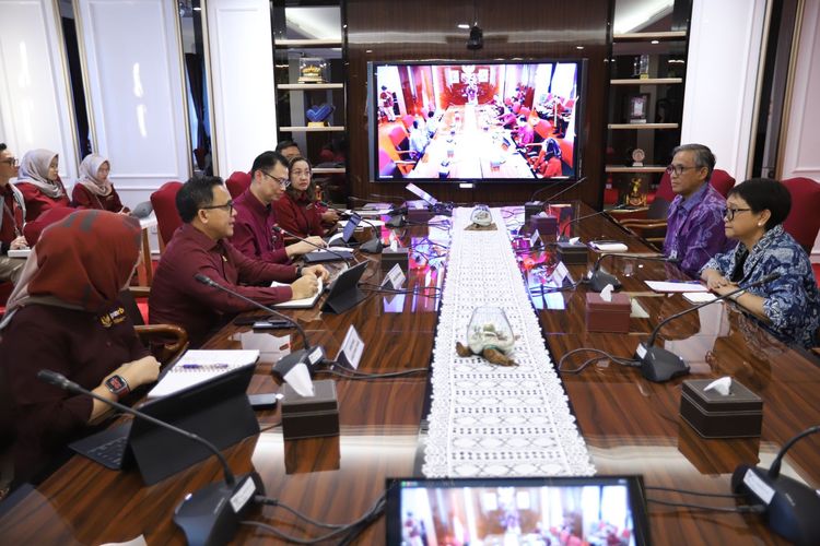 Menpan-RB Abdullah Azwar Anas saat bertemu dengan Menlu Retno Marsudi di Kantor Kemenpan-RB, Jakarta, Rabu (20/3/2024).