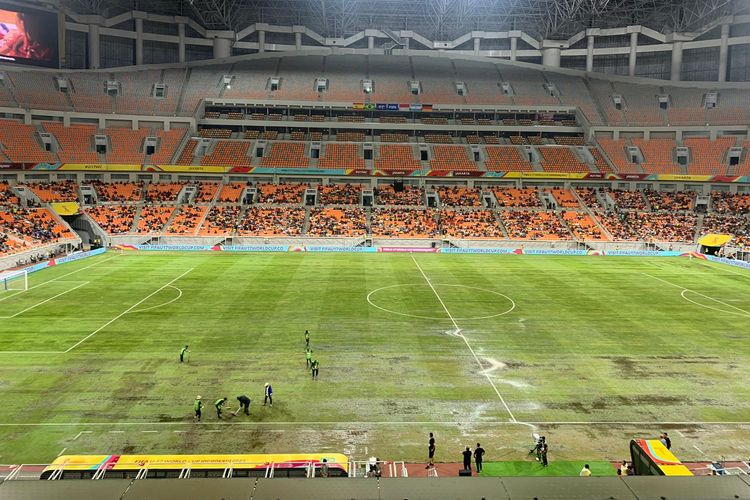 Suasana lapangan Jakarta International Stadium (JIS) menjelang duel Brasil vs Argentina dalam perempat final Piala Dunia U17 2023 pada Jumat (24/11/2023).