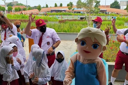 Wali Kota Tegal Sampai Kenakan Seragam SD untuk Ajak Anak-anak Divaksin Covid-19