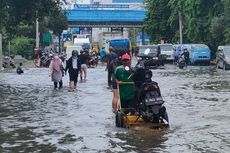 2 Tahun Menganggur, Pria ini Terjang Banjir Buka Jasa Ojek Gerobak di Muara Baru