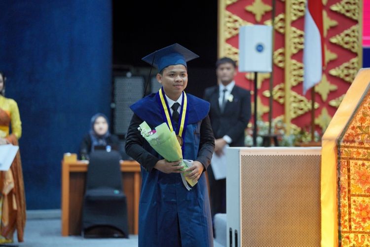 Sosok Zulfi, Anak Kuli Bangunan Jadi Lulusan Tercepat dan Cumlaude Teknik Metalurgi ITB