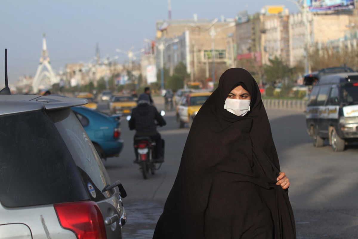 Seorang perempuan Afghanistan mengenakan masker setelah kasus virus corona pertama terdeteksi di dekat perbatasan Iran; di Herat, Afghanistan, 25 Februari 2020. EPA-EFE/JALIL REZAYEE