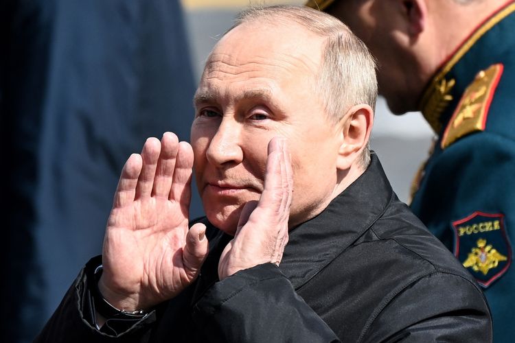 Presiden Rusia Vladimir Putin saat meninggalkan Lapangan Merah ketika parade Hari Kemenangan di Moskwa, Rusia, 9 Mei 2022, yang memeringati kemenangan Uni Soviet atas Nazi Jerman dalam Perang Dunia II.